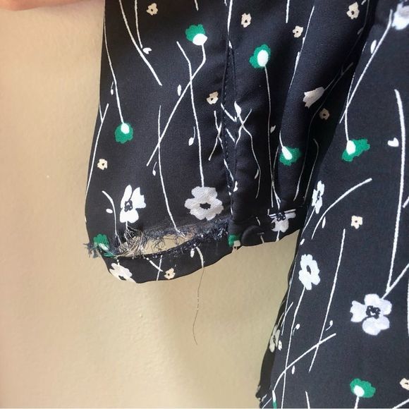 Lila Rose navy floral blouse woman’s size M - Picture 5 of 10